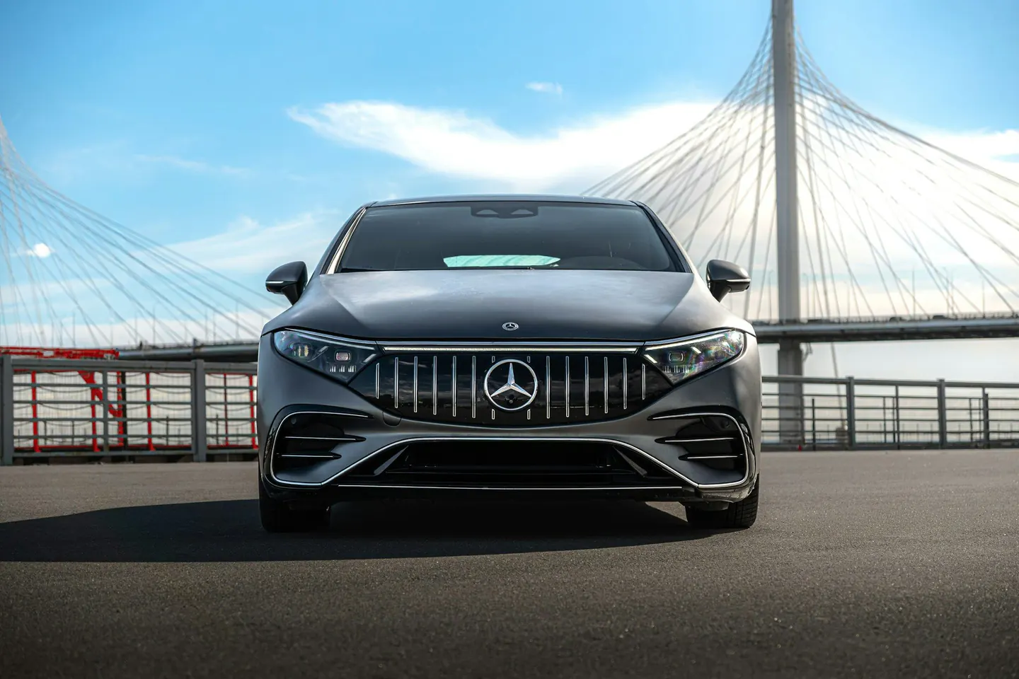 Mercedes-Benz EQS AMG у вантового моста в Петербурге