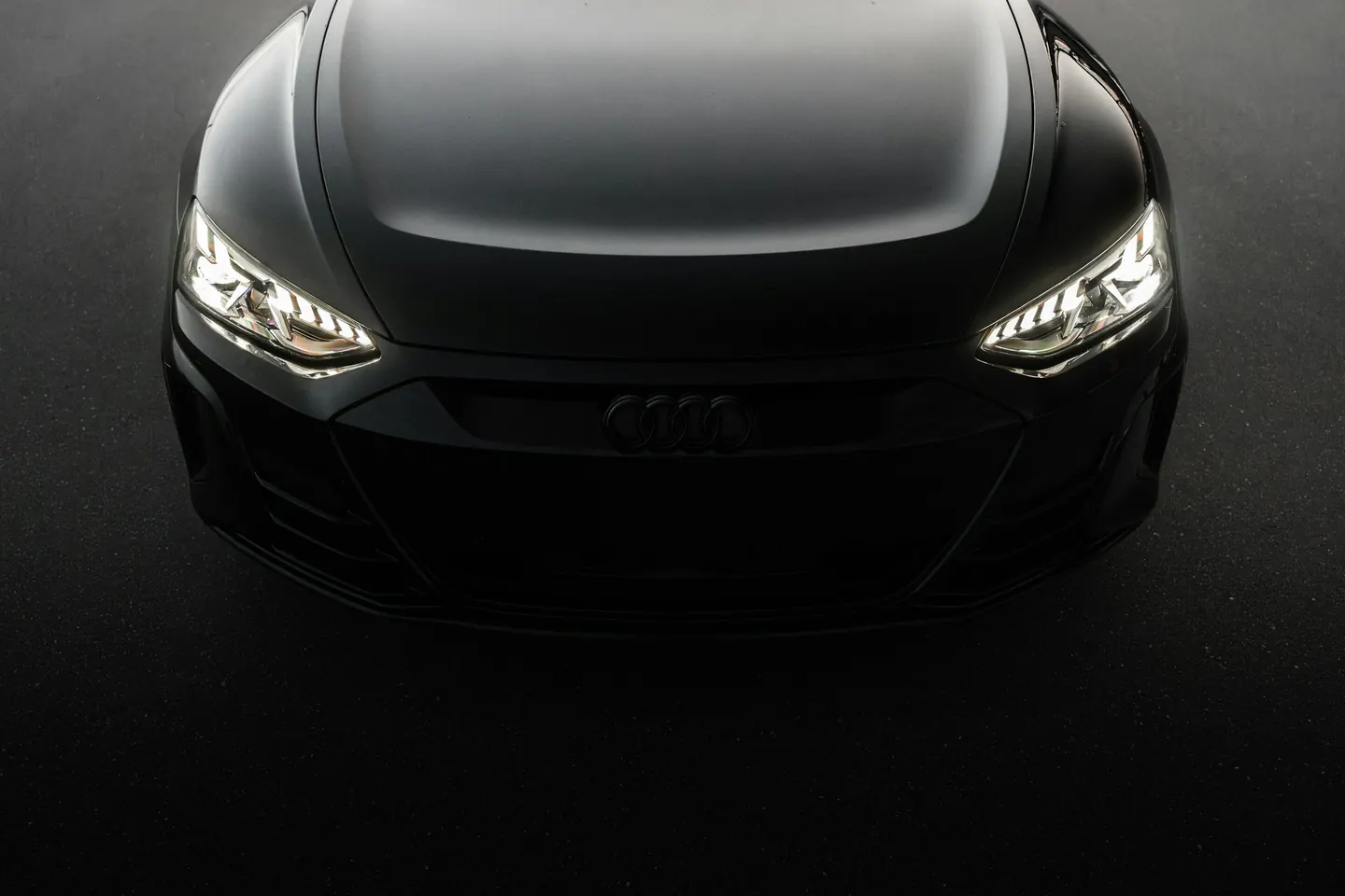 Audi RS e-tron GT в темноте, включены фары